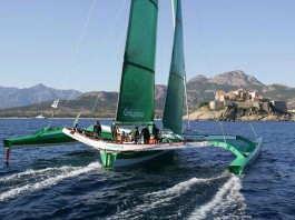 Groupama en vue de la ligne d´arrivée mouillée sous la citadelle de calvi
