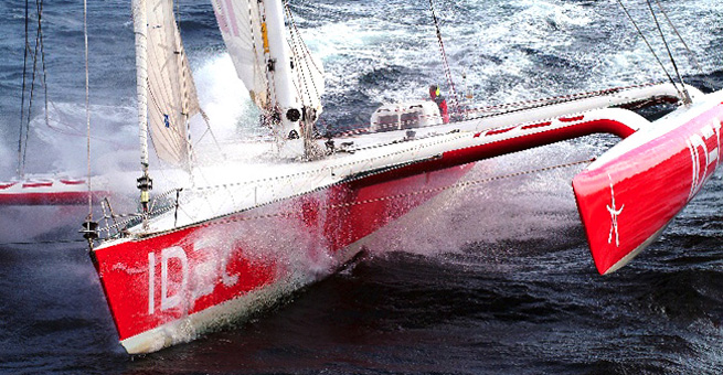Trimaran IDEC au départ de New-York