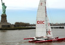 Francis Joyon, jeudi matin sur la ligne de départ… Trimaran IDEC au départ de New York