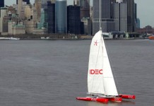 Retour au port pour Joyon Trimaran IDEC au départ de New-York