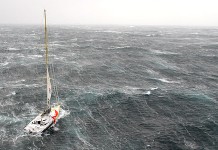 Rescapé… et large leader Cheminées Poujoulat 3 ris 1ère étape Velux 5 Oceans Stamm