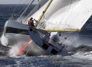 Pendant la course, les travaux continuent Bernard Stamm sur Poujoulat