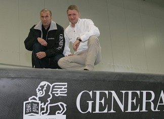 Zidane dévoile le futur monocoque Generali… Yann Eliès Zidane Generali visite chantier