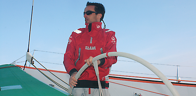 Groupama 3 Cammas à la barre