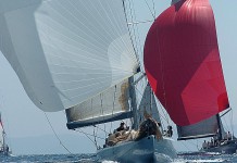 Dernières empoignades sous le soleil flotte des 12m JI sous spi