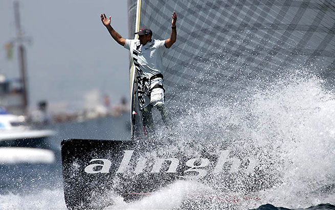 Alinghi a 1 point de la Cup