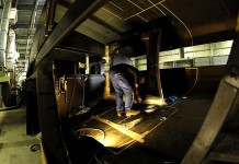 Naissance du maxi trimaran Banque Populaire Assemblage coque centrale maxi trimaran banque populaire