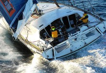Loïck Peyron mène la tête de la flotte à 8h ce matin gitana eighty (arrière)