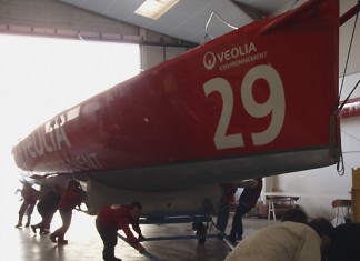 Roland Jourdain détaille le chantier sur son Veolia Environnement Veolia retour concarneau mars 2008