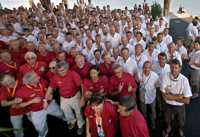 Les concurrents en blanc et les organisateurs en rouge Les concurrents en blanc et les organisateurs en rouge