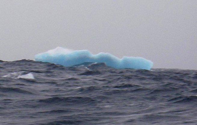 Iceberg 2 vu par Desjoyeaux Vendee Globe 121208 Iceberg 2 vu par Desjoyeaux Vendee Globe 121208