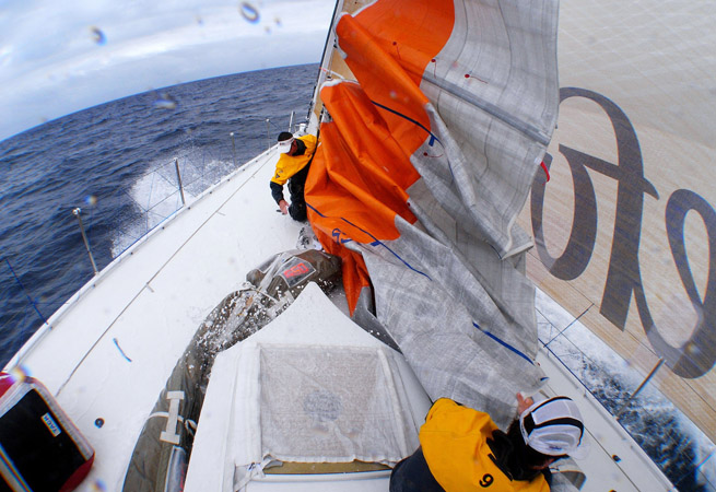 Pepe Ribes et Iker Martinez changent de voile à bord de Telefonica Blue Pepe Ribes et Iker Martinez changent de voile à bord de Telefonica Blue