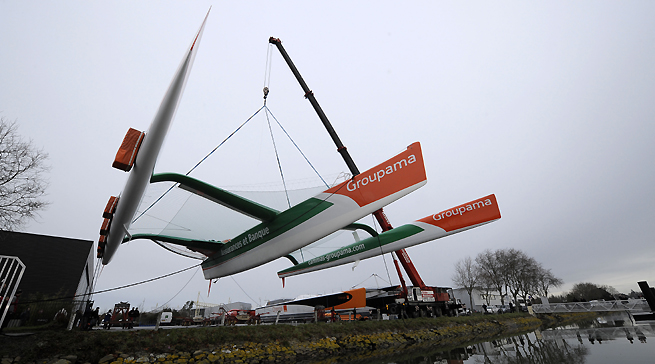 Groupama 3 remis a leau 02 Groupama 3 remis a leau 02