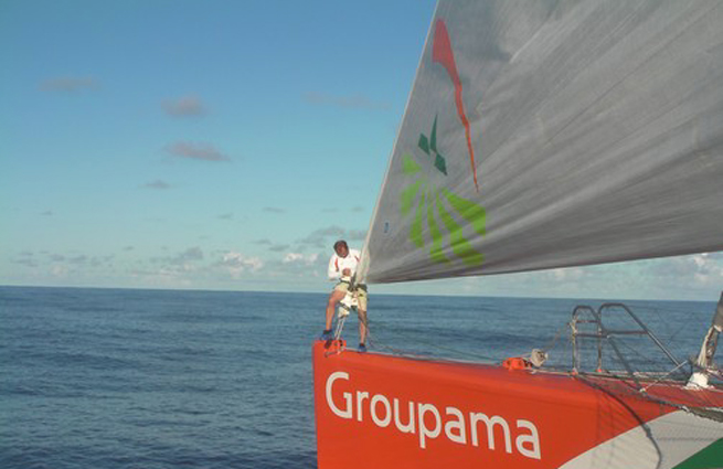Groupama 3 dans un calme Groupama 3 dans un calme