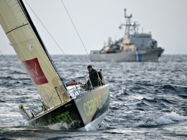 Gildas Morvan avec navire escorteur de la marine Grèque
