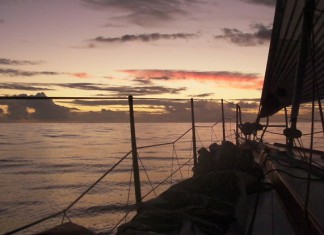 Fort coup de vent pour les leaders, mer plate à l´arrière FMC temps calme