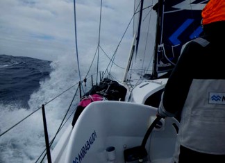 Mirabaud sous moteur pour s´éloigner du baston A bord de Mirabaud