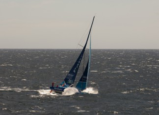 Virbac-Paprec 3 prend la poudre d´escampette Virbac-Paprec 3 au large de Wellington