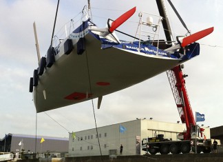 Le 60 pieds Banque Populaire remis à l´eau Banque Populaire remis à l`eau