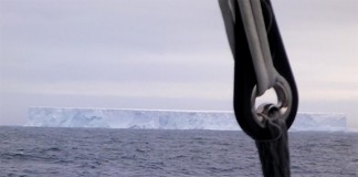 Banque Populaire V croise un iceberg Iceberg dans le Pacifique Banque Populaire V