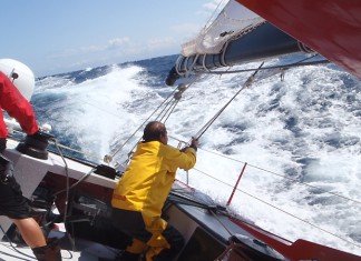 Une longue descente au près en Méditerranée Acciona en Méditerranée Europa Warm `Up