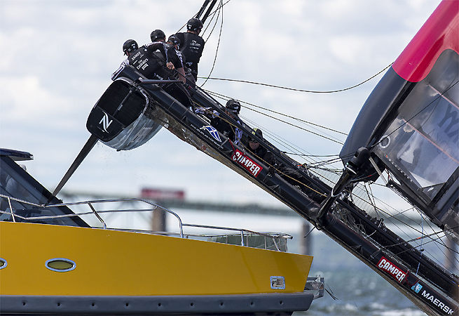 ETNZ heurte un bateau comité ETNZ heurte un bateau comité
