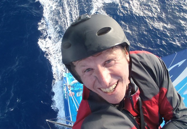 Jean-Pierre Dick en haut du mât Jean-Pierre Dick en haut du mât