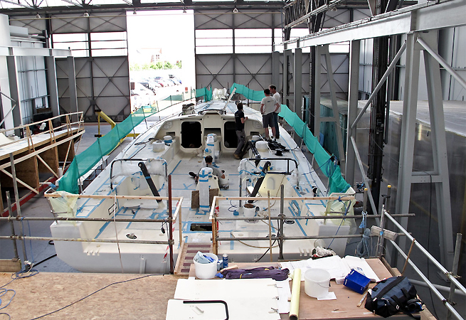 Assemblage du VO65 chez Green Marine Assemblage du VO65 chez Green Marine