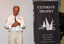 Francis Joyon reçoit l´Ultimate Trophy Francis Joyon Ultimate Trophy