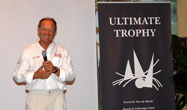 Francis Joyon reçoit l´Ultimate Trophy Francis Joyon Ultimate Trophy