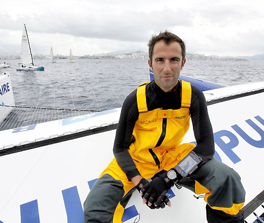 Armel Le Cléac´h contraint de faire escale au Portugal Armel Le Cléac`h Banque Populaire VII