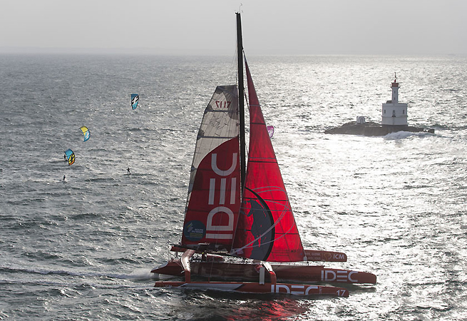 Joyon et les kitesurfers Joyon et les kitesurfers