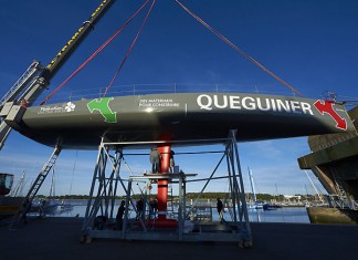 Le 60 pieds de Yann Eliès mis à l´eau à Lorient Mise à l`eau Queginer