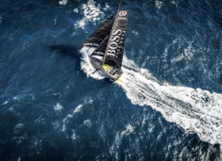 Croisement. Alex Thomson croise devant !