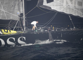 Alex Thomson après s’être échoué tente de rejoindre la ligne d’arrivée