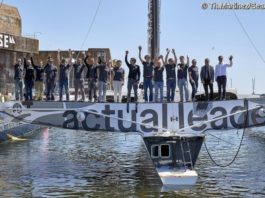Mise à l’eau du trimaran Ultim « Actual Leader » de Yves Le Blevec