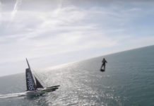 Le trimaran Sodebo Ultim 3 face au Flyboard de Franck Zappata, incroyable !