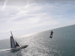 Le trimaran Sodebo Ultim 3 face au Flyboard de Franck Zappata, incroyable !