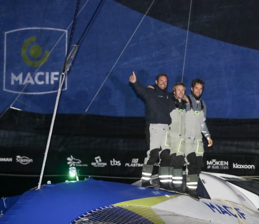 Brest Atlantiques. Arrivée du trimaran Macif à Brest Arrivée de Macif à Brest.