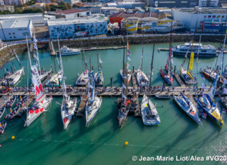 Vendée Globe. Un temps parfait pour partir Vue aérienne globale des pontons et des bateaux du Vendee Globe, aux Sables d’Olonne le 18 Octobre 2020.