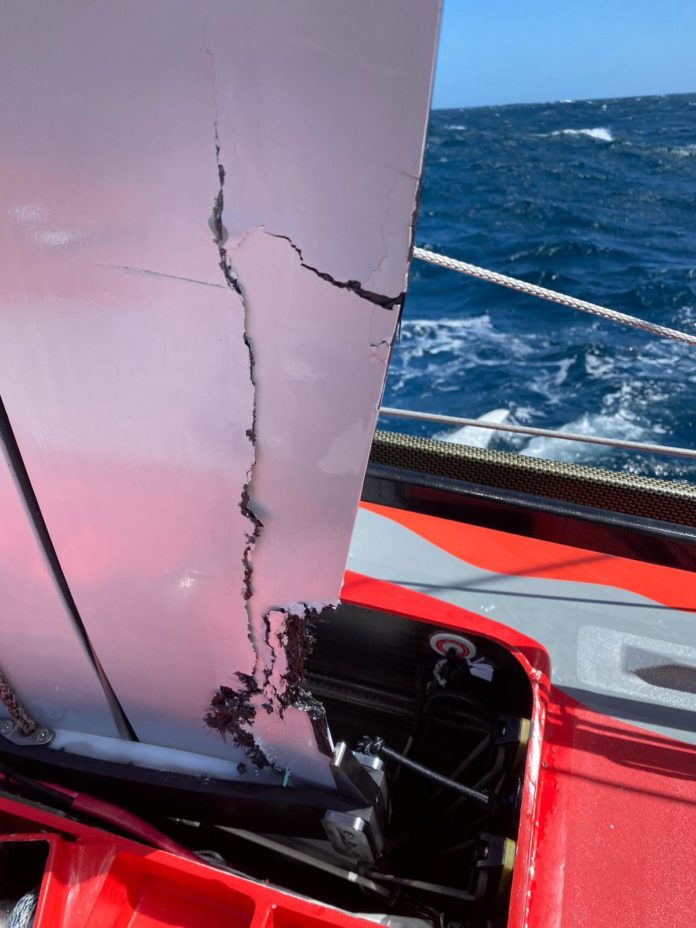 Photo du foil cassé d'Arkea Paprec après avoir heurté un ofni