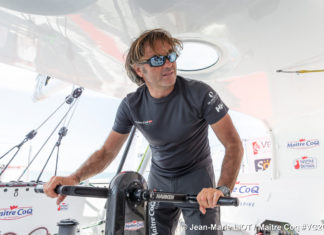 Blessé durant un entraînement, Yannick Bestaven laisse la barre de Maître CoQ V à Jean-Marie Dauris