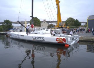 Louis Duc met à l’eau son IMOCA avec Marie Tabarly