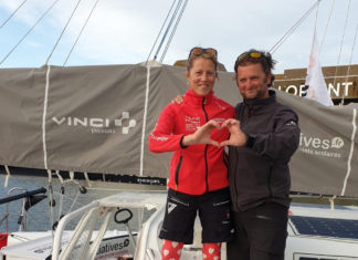 Imoca. Sam Davies qui passe son bateau à Arnaud Boissières qui passe son bateau à Rodolphe Sépho