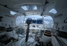 Vendée Arctique. Course neutralisée, Charlie Dalin passe en tête la porte en Islande