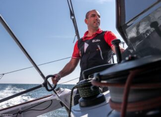 Route du Rhum. Groupe Apicil retour au moteur et en kite à Lorient