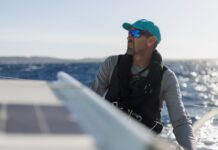 Route du Rhum. Mikaël Mergui en Class40 heurte une bouée