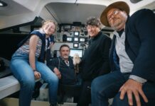 Vendée Globe. Jean-Paul Rouve et Xavier Beauvois du film la Vallée des fous sur le village