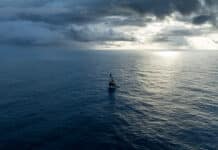 Trophée Jules Verne. Distribution de cadeaux de Noël à bord de Sodebo Ultim 3, -83 mn sur le record