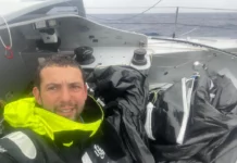 Vendée Globe. Guirec Soudée se jette à l’eau à 5° pour récupérer une voile